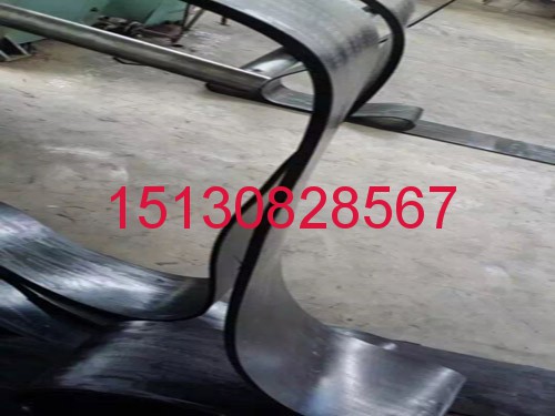 橡膠板英文名稱(chēng)為：rubbermat，rubber sheet，rubber tile