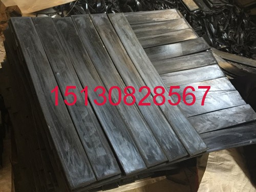 橡膠板英文名稱(chēng)為：rubbermat，rubber sheet，rubber tile